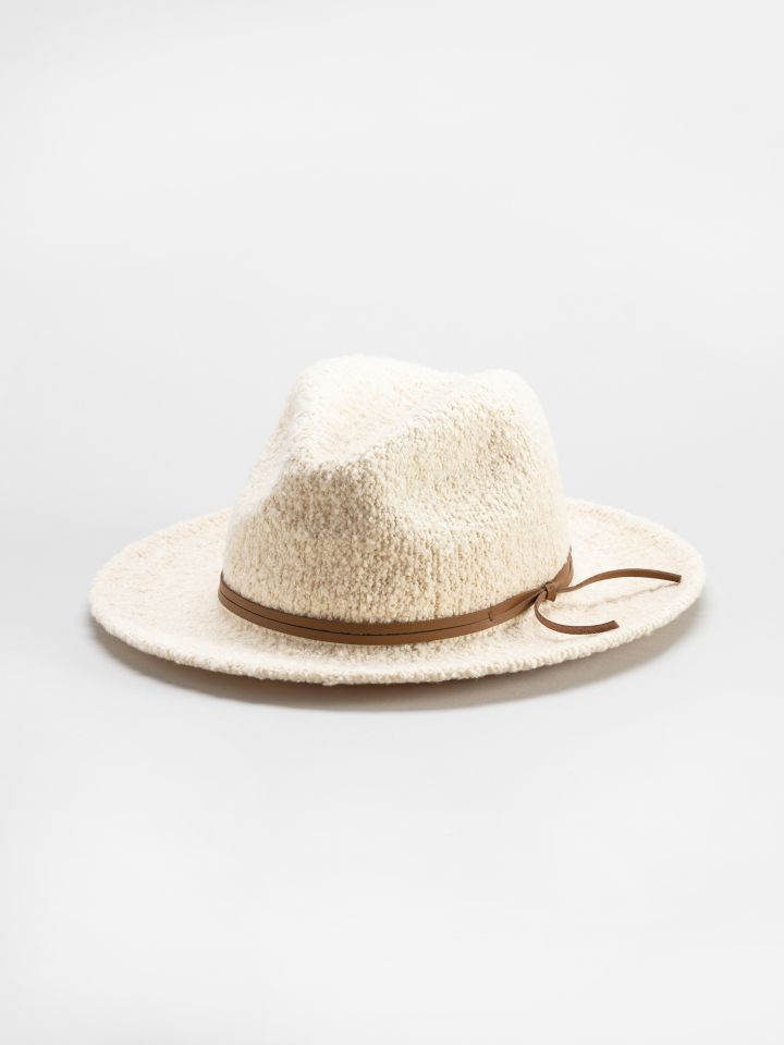 כובע רחב שוליים סרוג בצבע שמנת