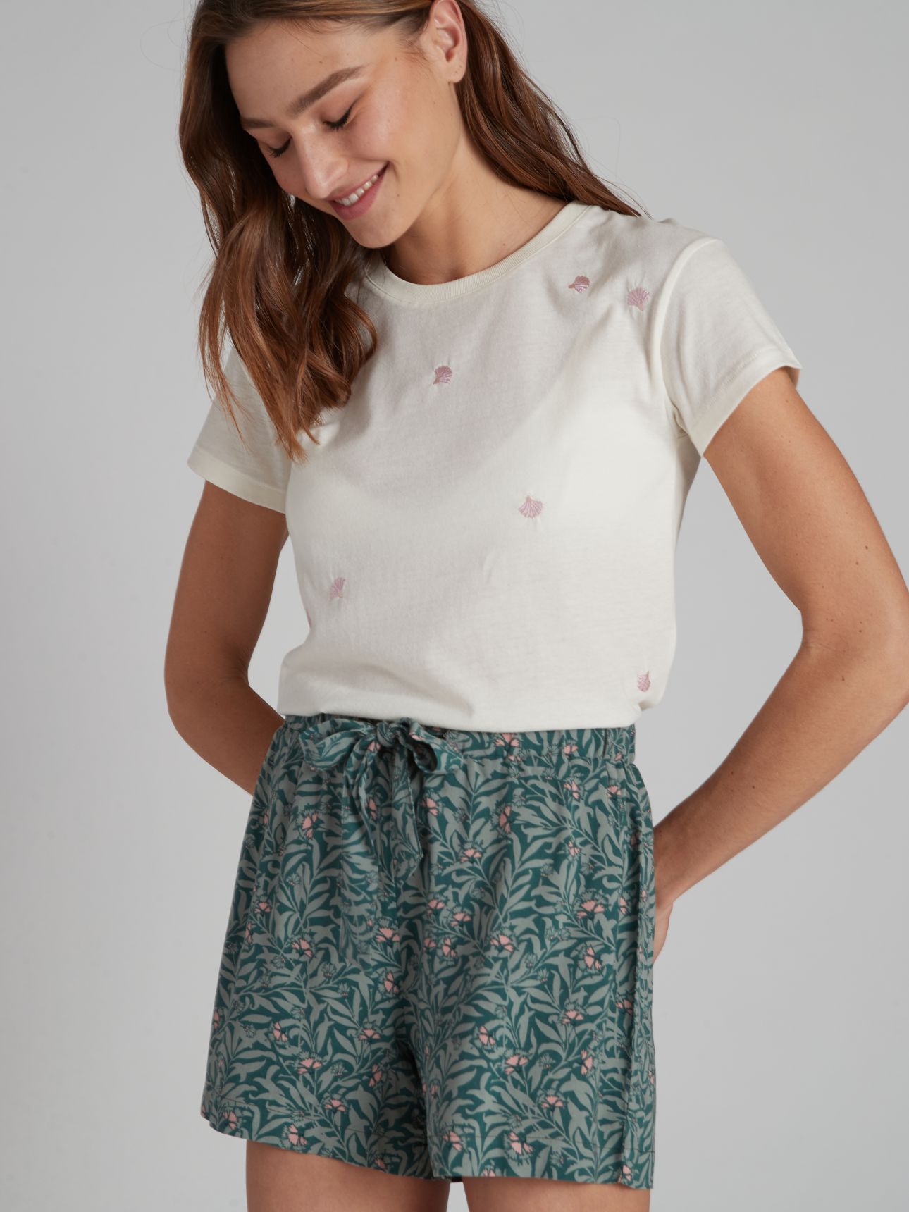 חולצת טי שירט עם רקמה בצבע אוף-וויט